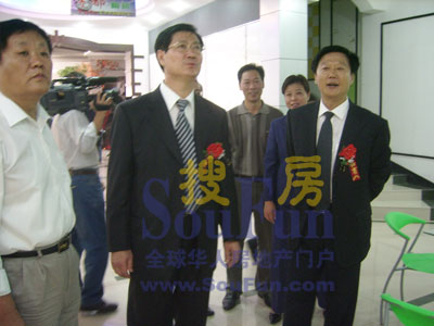 開幕式結束之后有關領導參觀 開幕式結束之后有關領導參觀