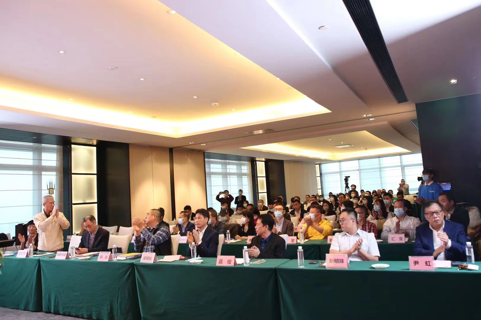 1669556355449916.jpg 佛山市陶瓷行業協會第五屆會員大會三次會議暨年會盛大舉行2.jpg