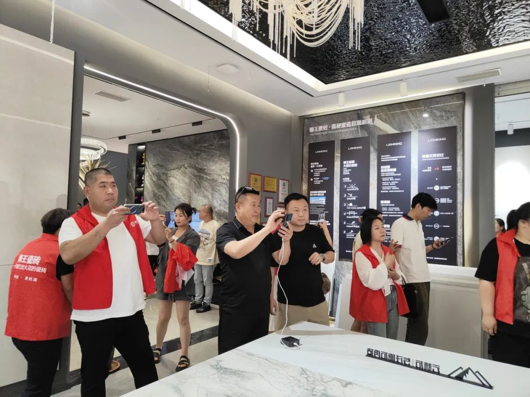 抖勢(shì)達(dá)人 獅王瓷磚第二季抖音精英特訓(xùn)營(yíng)暨2024全國(guó)聯(lián)動(dòng)啟動(dòng)會(huì)盛大召開20.jpg